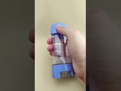 Dudak balsamı için mavi kapaklı açık, pürüzsüz bir balzam ambalajı