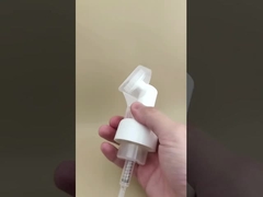 Yumuşak tasarımlı beyaz plastik büyük köpük pompası vücut yıkama şişeleri için fırça ile