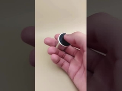 Gümüş Alüminyum-Plastik yuvarlak deri bakım şişeleri için siyah düğmeli düz kapağı