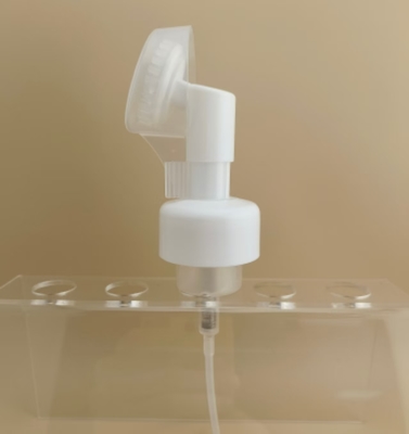 Yumuşak tasarımlı beyaz plastik büyük köpük pompası vücut yıkama şişeleri için fırça ile